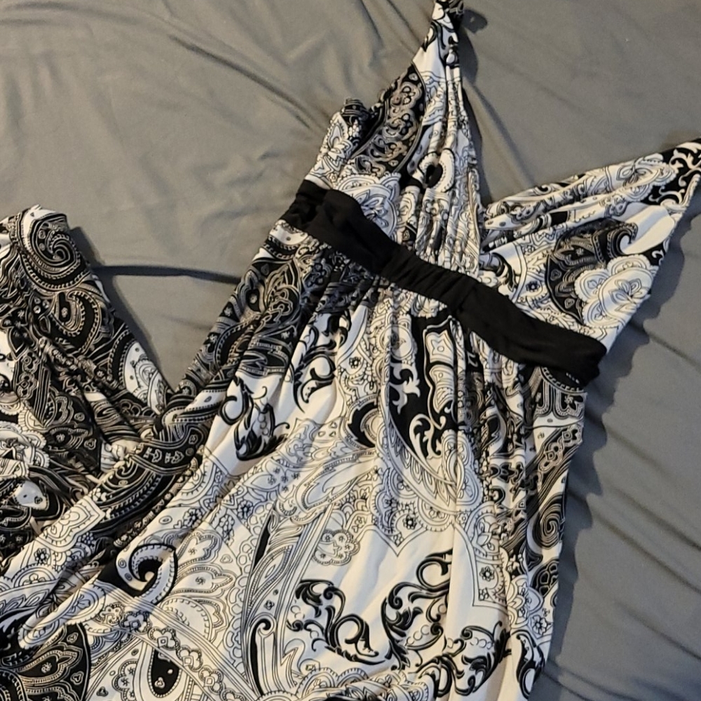 🍋 V-neck black and white maxi dress,  Large